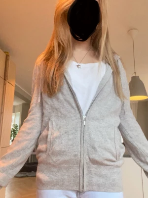 Grå hoodie från Soft goat - Säljer VÄRLDENS snyggaste hoodie från soft goat!!!😍🤩 Har ett litet hål precis under höger armbåge men annars i fint skick! Köpt på Sellpy, två fickor framtill och en dragkedja. Nypris 2600 kr, säljer för 950 men priset kan diskuteras. 100% cashmir. Storlek S och grå färg. Älskar den sååå mycket men råkade bli en storlek för stor när jag köpte den så därför säljer jag den. Först till kvarn! Skriv för frågor eller bilder!☺️