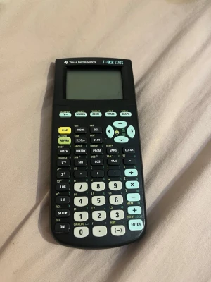 TI-82 Stats - Perfekt för dig som pluggar matte eller naturvetenskap! TI-82 Stats är en avancerad grafritande räknare med många funktioner för statistik, algebra och grafer. Enkel att använda och ett måste för gymnasiet och universitetet. Snygg och robust design.