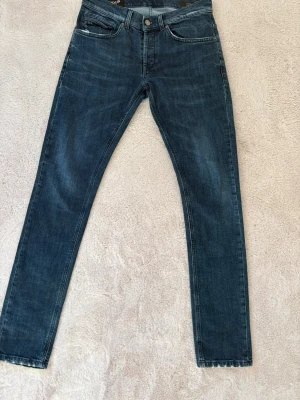 Dondup George skinny jeans blå - Snygga blå jeans från Dondup, modell George Skinny Fit. De har klassisk femficksdesign, smal passform och är tillverkade i jeansmaterial. Stilen är modern och passar dig som gillar en tajt siluett. Made in Italy.