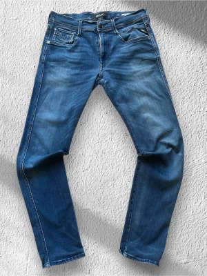 Blå Replay Anbass Jeans - Klassiska Replay Anbass jeans i blå tvätt. Jeansen är i mycket bra skick och sparsamt använda. Anbass är slim fit!  Storlek: W32 / L32 (normal i storleken) Skick: Mycket bra skick! Inga hål, fläckar eller större slitage Färg: Blå Märke: Replay Modell: Anbass  Hör gärna av dig vid frågor så svarar jag så fort jag kan! 😁