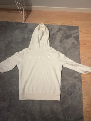 Dondup hoodie - Hej säljer nu min dondup hoodie då jag inte använder den, de e strlk M o skicket är 9/10 nypris 3000 hör av dig vid minsta intresse 