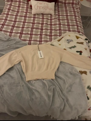 Beige stickad tröja Meet Me There - Snygg beige stickad tröja från Meet Me There med ribbad nederkant och långa ärmar. Säljer pga att jag köpte fel storlek. Helt ny och med prislapp 600kr ny men säljer för 399. Passar mer xs tycker jag.