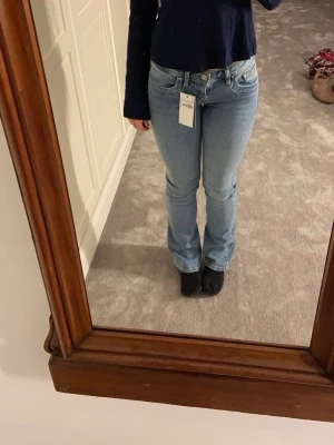 Ljusblå bootcut jeans från LTB - Säljer ett par ljusblå jeans från LTB med klassisk femficksdesign och bootcut-snitt. Jeansen har normal passform och är tillverkade i mjukt denimtyg. Perfekt för dig som gillar en tidlös look med lite utsvängda ben. Storlek 25/34 och i nästan nyskick. Lapp är borttagen. Nypris: 799 kr 💞