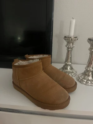 Uggs/vinterskor - Användes lite förra vintern annars jätte fina!