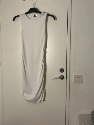Vit ribbad långklänning från H&M - Pris kan diskuteras och tvätt ingår innan leverans 💗Säljer en vit långklänning från H&M Divided i storlek S. Klänningen är ärmlös och har en ribbad struktur med snygg drapering längs sidorna. Enkel och stilren design som är lätt att matcha med accessoarer.