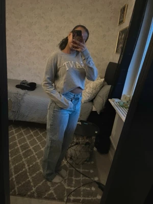 Ljusblå raka jeans med hög midja  -  Säljer ett par ljusblå jeans med hög midja och raka ben. Jeansen är normal i storleken är i god skick.