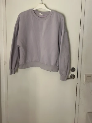 Lila tröja storlek M - Pris kan diskuteras, tvätt ingår innan leverans ❤️