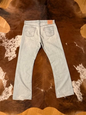 Levis 527 - Tjena! Säljer dessa vintage Levis 527 bootcut, byxorna är i fint skick och är i storlek W34/L34, hör av dig vid funderingar!🙌
