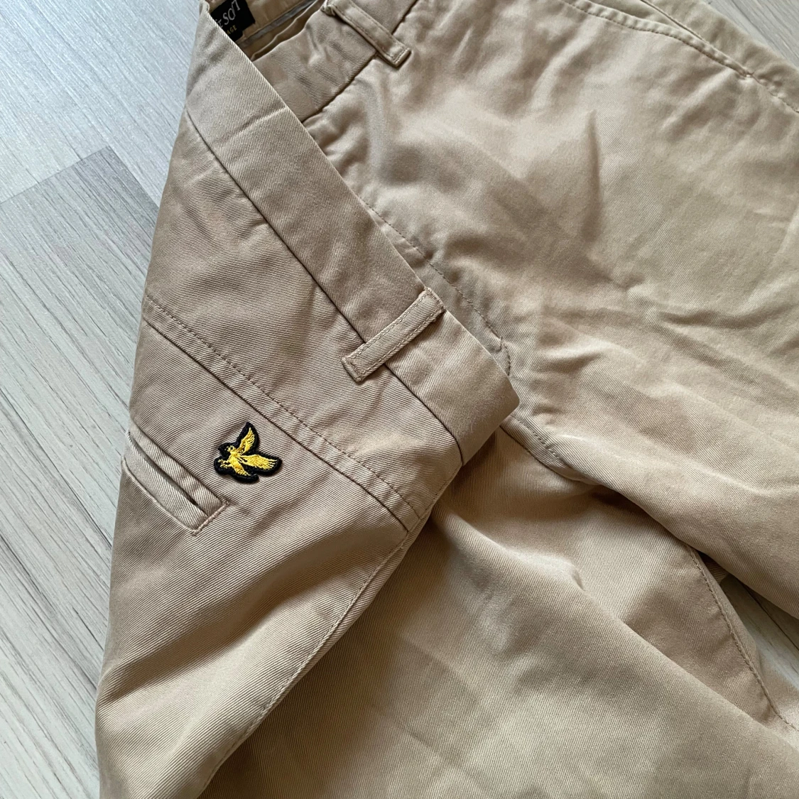 Beige chinos från Lyle & Scott - 1