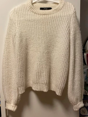 vit stickad tröja  - vit stickad tröja från vero moda, supersnygg och lätt att styla, inte särskilt genomskinlig och sticks inte!! 