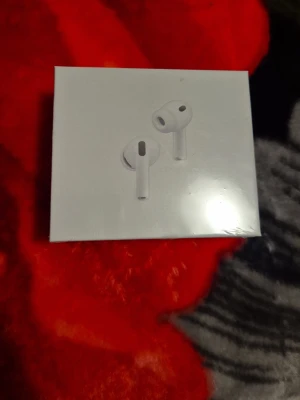 AirPods Pro 3 - Helt nya Apple AirPods Pro 3 med laddningsetui, fem olika öronproppar och stöd för USB-C. Kompatibla med MagSafe och Qi-certifierade laddare. Produkten är fabriksförseglad och i nyskick, perfekt för dig som vill ha trådlös ljudupplevelse med aktiv brusreducering.