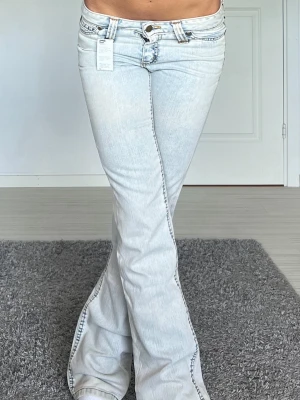 Lee jeans - Midjemått: 38cm rakt över, innerbenslängd: 83cm 🩷