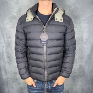 Colmar Jacka - Skick: 8/10. | Ingår: Endast jackan. | Nypris: +- 5000 SEK. | Storleken är 50/M.