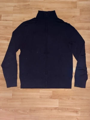 Full-zip These Glory Days - Marinblå kofta ( full-zip ) från These Glory Days i merino-ull storlek s, köpt på Volt. Passar perfekt till lager-på-lager. Mjuk och skön känsla tack vare merinoullen. Nypris ca 1300, liten i storlek