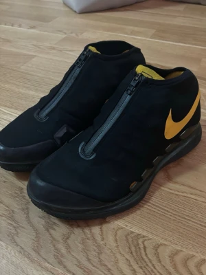 Nike Air Zoom Vapor X Glove - Nike Air Zoom Vapor X Glove, köpta för 3000kr 2019 limited edition och dom säljs inte längre och jätte svårt och få tag på dom, jag har knappast använd dom som man ser på bilderna. De saknar innersula men dom är lika bra ändå