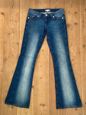 Gina jeans - Lågmidjade bootcut Gina jeans med röda sömmar. Storlek S/36. Använda fåtal gånger så i super fint skick. Hör av er med frågor!❤️