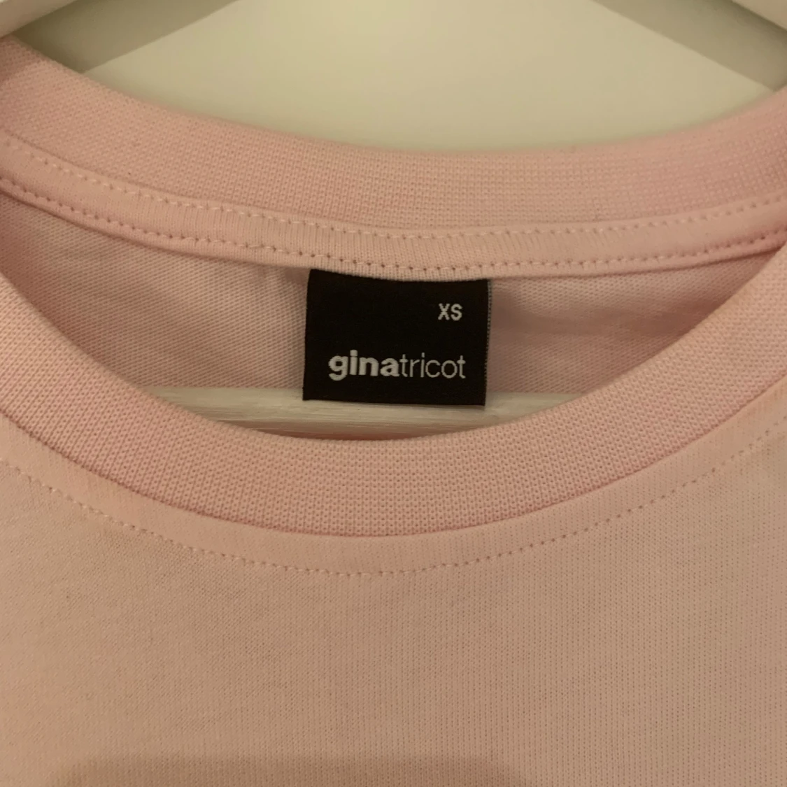 Ljusrosa t-shirt från Gina Tricot - 4