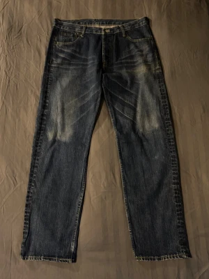 Levis 501xx sällsynta vintage jeans straight baggy loose fit - Tja säljer dessa riktigt sällsynta levis 501xx jeansen. Jeansen är gjorda av riktigt tungt material och är i väldigt hög kvalitet. Jeansen sitter straight/baggy. Storleken på lappen är 36/34 men sitter mer som W33 L32