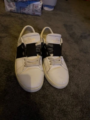 valentino skor  - snygga skor från valentino. sliten under sulan därav priset. 