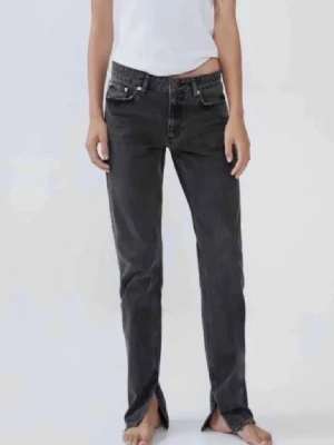  jeans med slits från Zara - Säljer två par mörk grå jeans med klassisk femficksdesign och raka ben. Jeansen har låg midja och coola slitsar vid bensluten som ger en unik touch. Perfekta för dig som gillar en avslappnad och stilren look. Har två par säljer för 150 kr styck 