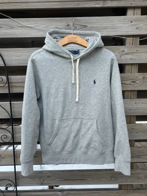 Grå Ralph Lauren Hoodie - Mycket snygg grå Ralph Lauren Hoodie. Storlek M, kan även passa en större S. Mycket fint skick. Hör gärna av er vid funderingar🙌 Perfekt tröja för vinterkylan☃️🧤