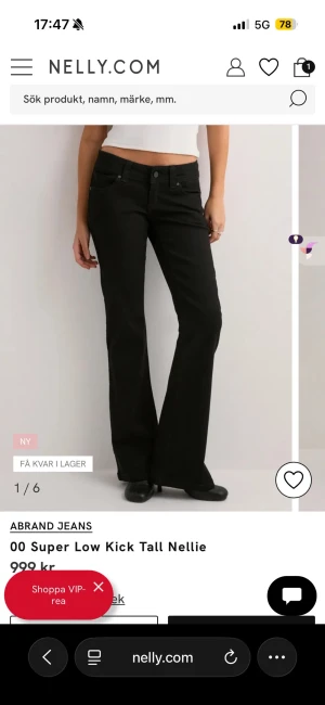 Lågmidjade Svarta bootcut jeans från Abrand - Snygga svarta jeans från Abrand med låg midja och bootcut-snitt. Modellen heter Super Low Kick Tall Nellie och har klassisk femficksdesign, knapp och dragkedja framtill. Aldrig använda och nypris 999