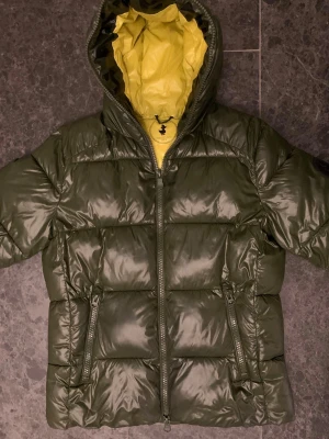 Save the Duck jacka  - Tjena! Säljer en snygg vinterjacka i färgen mörkgrön, från märket Save the Duck Den är i väldigt bra skick. Storlek M Perfekt nu i vintern. Nypris cirka 3500, mitt pris 1500!Bara att höra av dig vid eventuella frågor! Mvh 