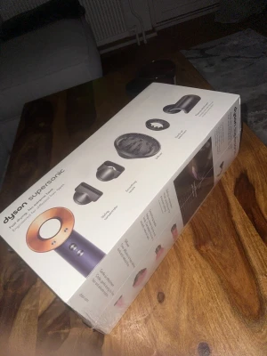 Dyson Supersonic - Ny oöppnad Dyson Supersonic, fick den i julklapp, har inte kvittot, säljs i befintligt skick. Säljer den då jag känner att jag inte kommer använda den. :) 