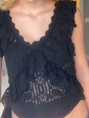 Svart blus med volanger och spets - Säljer en jättefin svart stickad blus från Zara i S💓