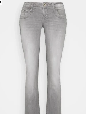 Ljusgrå bootcut jeans låg midja - Lågmidjade gråa bootcut jeans från ltb, modell valerie. Mycket bra skick!