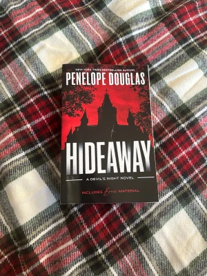 Hideaway  - Boken är skriven på engelska och har används en gång. Bok två i ”the devils night series” 
