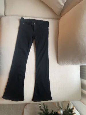 Svarta Cheap Monday botcut jeans  - Svarta bootcut jeans från Cheap Monday med ikonisk etikett bak. Använda max 3 gånger så nästan nytt skick. Storlek 27/30. Skriv om du skulle vilja ha fler bilder eller bara veta mer.😊