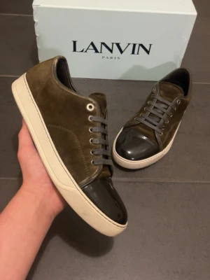 Lanvin skor - Säljer ett par Lanvin patent cap toe skor i Fint skick Skick: 9/10🧮  Inkluderat: Box ingår!♦️  Pris: 2299kr ej hugget i sten🎗️  Storlek: 42♣️  Snabbaffär = priset sänks-SERIÖSA BUD🔓 OBS‼️