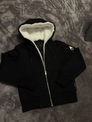 Moose knuckles bunny - Den är helt ny och aldrig använd! Riktig, kvitto finns. Perfekt för våren och vintern! Om du har tänkt att köpa en ny så kan du köpa denna för några hundringar billigare!