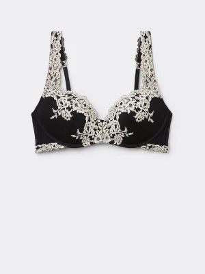 snygg intimissimi bh  - Snygg stilren bh från intimissimi. Storleken är 70 B. Går att styla till allt, är skön och ger en bra push up effekt. Har knappast några defekter, möjligen lite nopprig och även lappen där strl står är borttagen. Bra skick och inte använd så mycket pga att den är för liten. Skulle även kunna gå med på ett byte för en likadan i 70 C💞💞köptes för 559