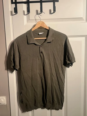 Olivgrön pikétröja från John Henric - Säljer en olivgrön pikétröja från John Henric i storlek M. Om du har mer frågor eller vill se mer bilder är det bara att fråga