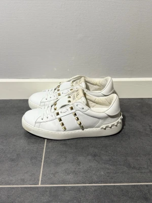 Valentino Rockstuds - Valentino rockstud vit, storlek 37 passar 38, skick 9/10, endast skor medföljer vid köp, nypris 8500kr, vid funderingar hör av er.
