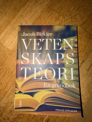 Vetenskapsteori: En grundbok - Upplaga 3. Upptäck grunderna i vetenskapsteori med denna lättillgängliga bok! Perfekt för dig som vill förstå hur forskning fungerar och utveckla ett kritiskt tänkande. Passar både studenter och nyfikna unga vuxna.
