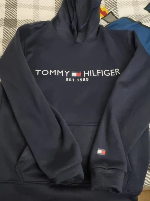 TM mörkblå hoodie - Säljer denna oanvända TM hoodie då jag inte är ett fan av hoodies. Skön och perfekt för vardagsanvändning. Pris kan diskuteras vid snabb affär!