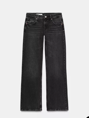 Wide leg svarta jeans från Zara low waist - Säljer ett par svarta wide leg jeans från Zara i storlek 34. Modellen har låg midja, raka ben/ baggy ben. helt oanvända och nya, säljer dom för tiden till att lämna tbx gick ut💕