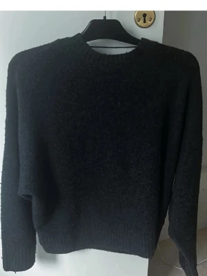 Stickad tröja - Mörkblå stickad!