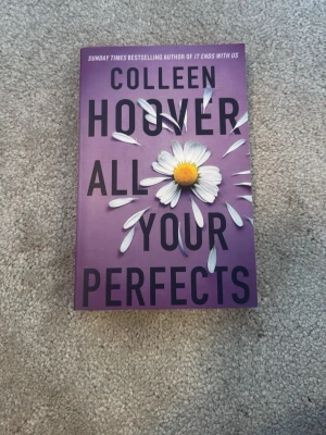 All Your Perfects - Colleen Hoover  - En gripande roman om kärlekens styrka och utmaningar. Perfekt för unga vuxna som gillar känsloladdade berättelser om relationer, hopp och att hitta sig själv. Colleen Hoover levererar ännu en bok som är svår att lägga ifrån sig!