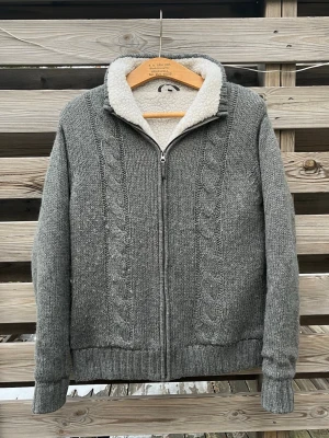 Grå Stickad Kofta Cardigan  - Riktigt snygg stickad kofta/cardigan. Storlek M. Väldigt mjuk och härlig. Hör av er vid funderingar🙌 Perfekt nu till vintern!☃️🥶