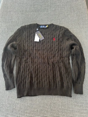 Svart stickad tröja Polo Ralph Lauren - En svart stickad tröja från Polo Ralph Lauren. Storlek L men passar även som M