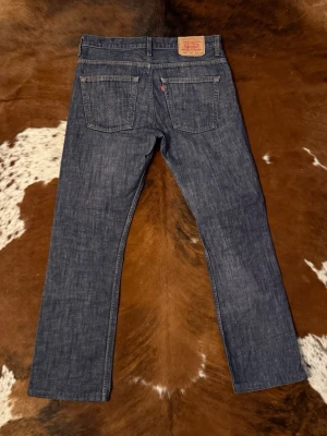 Levis 507 - Tjena! Säljer dessa riktigt feta Levis 507 bootcut jeans, byxorna är i fint skick och i storlek W34/L34 men passar L32, hör av dig vid funderingar!🙌