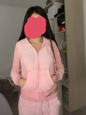 Juicy Couture Sett - Säljer ett par ljusrosa sett från juicy couture vintage.i Inga defekter, säljer inte separat. 