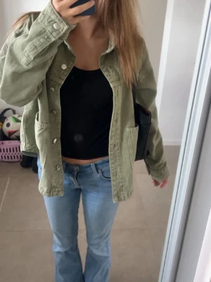 Lågmidjade jeans  - Säljer ett par Lågmidjade jeans från Lager157 i modellen low boot storlek xs full length. De har inte kommit till användning på flera månader. Mellanblå snygg färg och klassiska bootcut jeans.  Priset är diskuterbart!