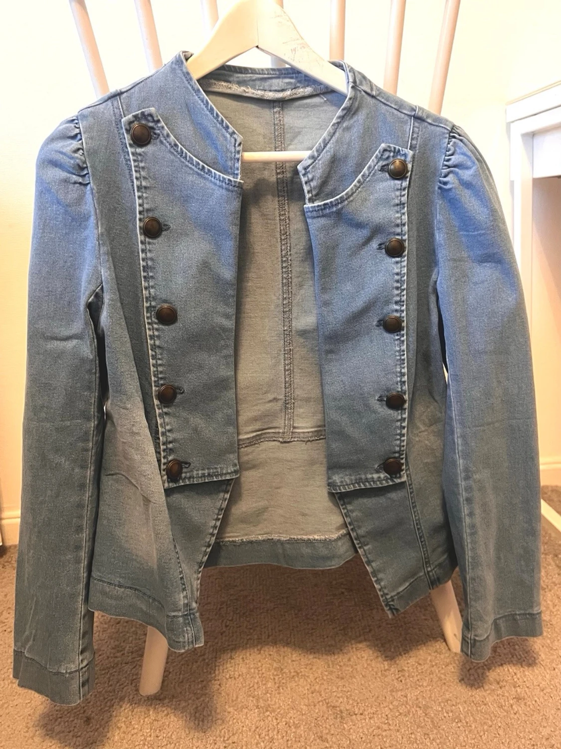 Blå jeansjacka med knappar