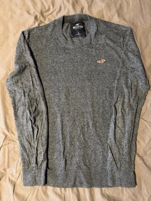 Grå tröja från Hollister - Snygg grå stickad tröja från Hollister i storlek S. Väldigt bra skick nästan aldrig använd. Tveka inte att ställa frågor! 💯