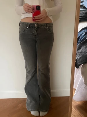Grå bootcut jeans med låg midja - Jätte snygga gråa bootcut jeans från HM i storlek 34. ⭐️⭐️ så sköna och verkligen trendiga. Jätte bra skick ❤️